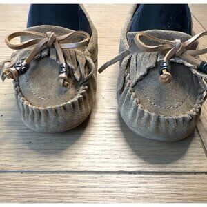 Lucky Brand Womens Leather Tan Suede Moccasins Beaded Bow Rubber Sole Size 8